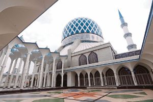 Masjid di Shah Alam: Sejarah dan Keunikan Masjid Terkenal di Malaysia 4 Masjid di Shah Alam: Sejarah dan Keunikan Masjid Terkenal di Malaysia