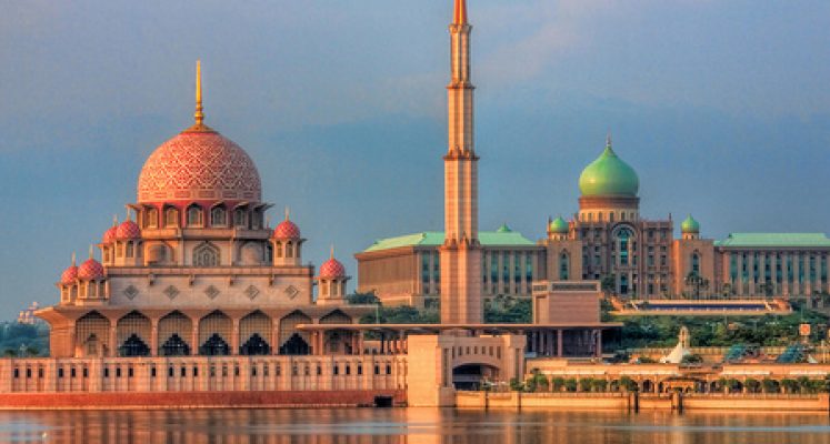 masjid putrajaya keindahan dan sejarah masjid terbesar di malaysia